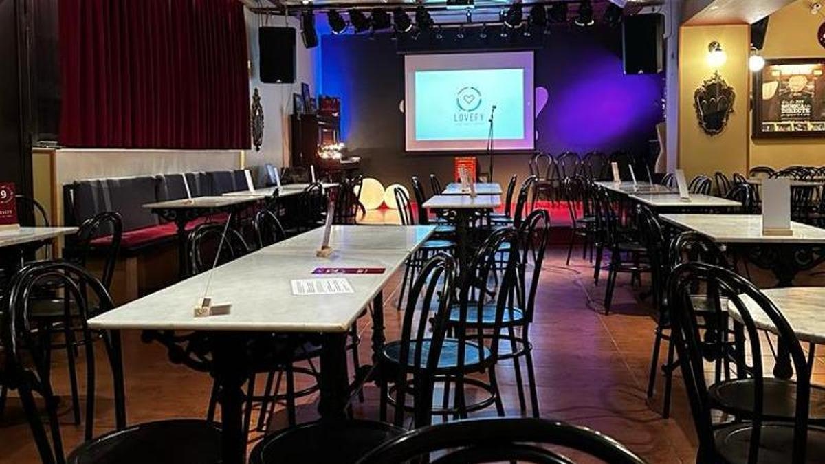 La sala cafè-teatre Voilà! de Manresa a punt per acollir la primera edició de cites ràpides, dissabte