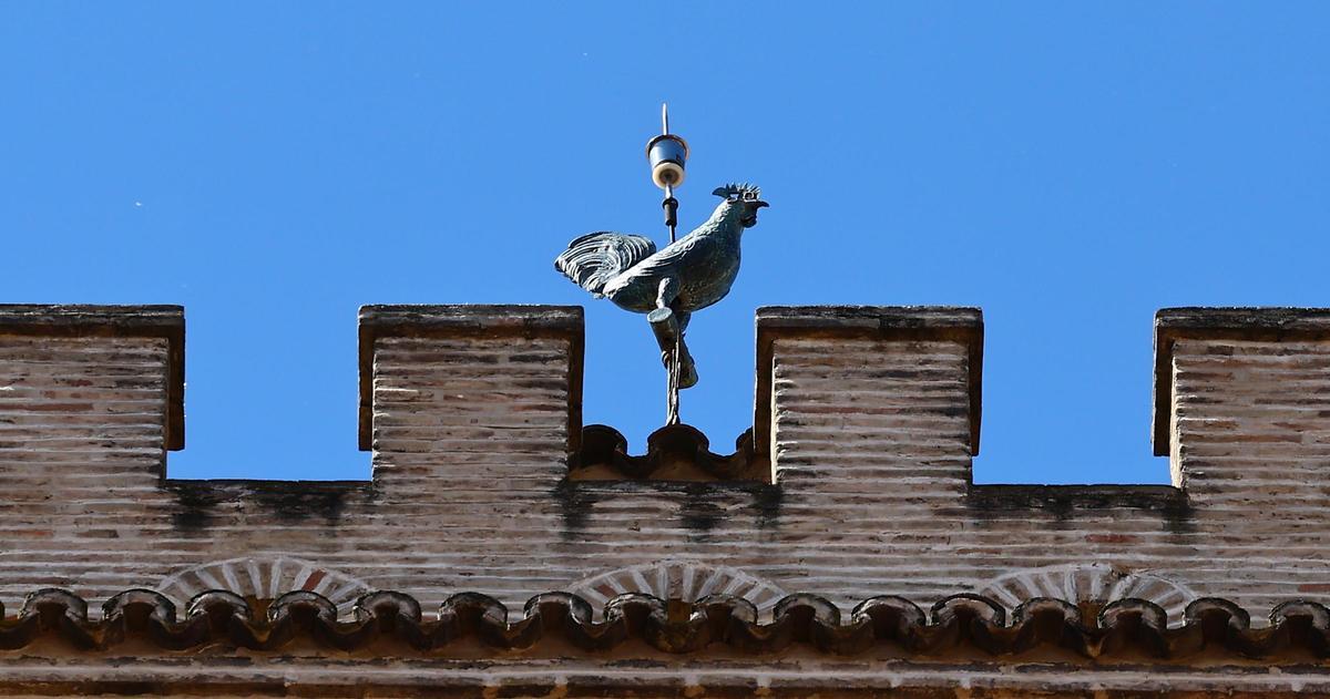 Un gallo en el techo de una bonita iglesia de Zaragoza
