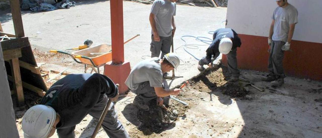 Alumnos de la escuela taller, trabajando ayer en Piñera.