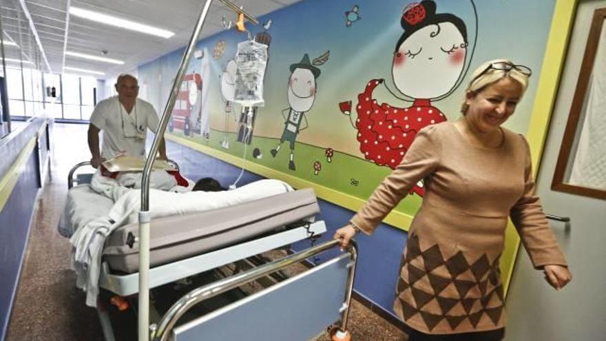 Las aulas pediátricas del Hospital de Sant Joan se han ilustrado con dibujos para transformarlas en un espacio más amable para los pacientes infantiles.