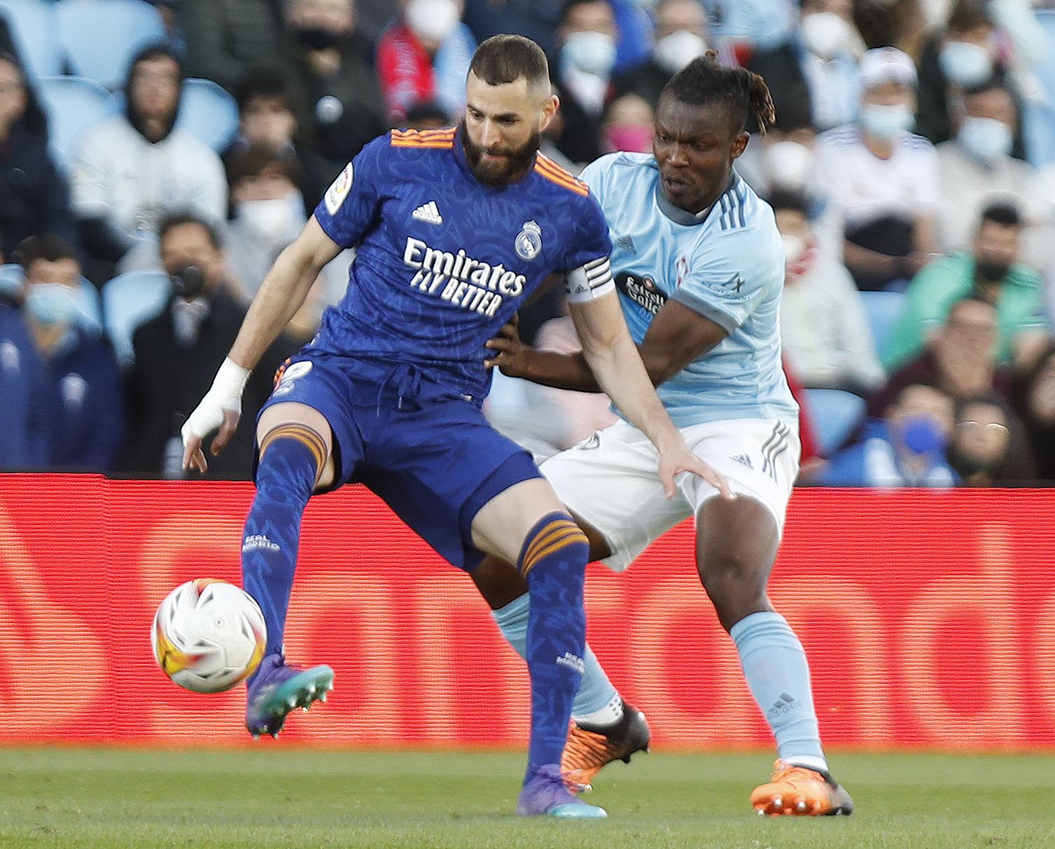 Benzema protege el balón ante  Aidoo durante la última visita del Madrid a Balaídos.