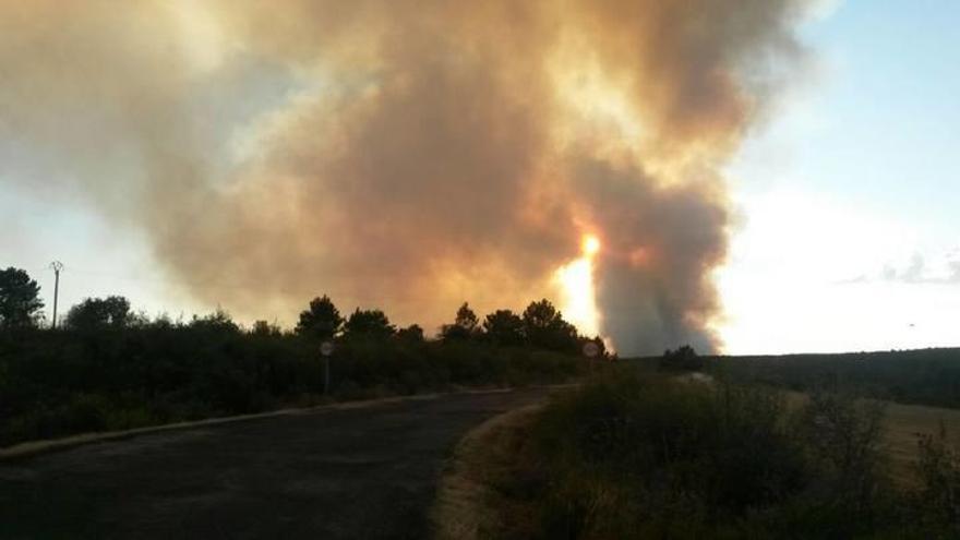 El incendio de Latedo calcina 1.000 hectáreas en La Raya