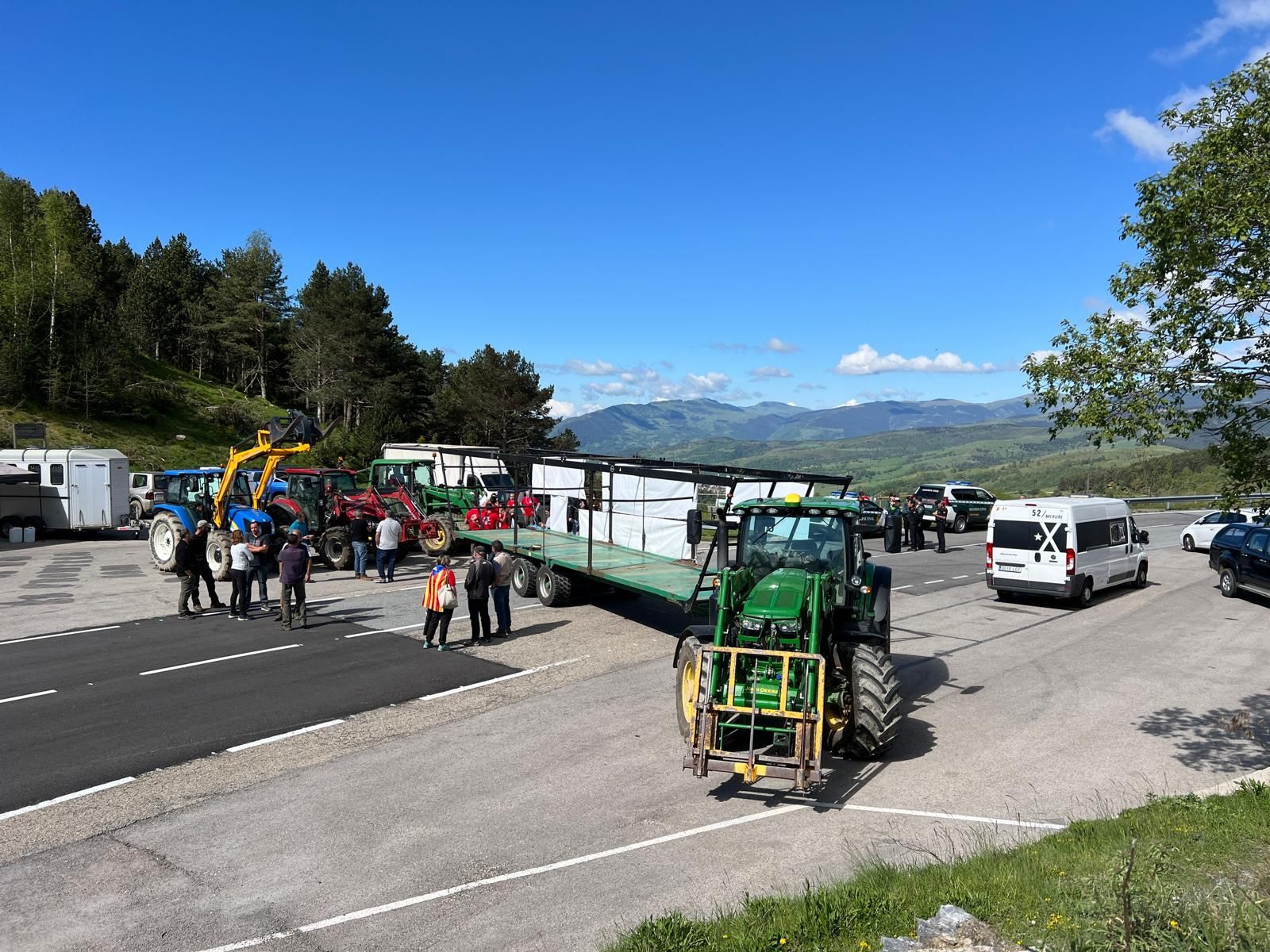 Diversos tractors entravessats impedeixen el pas de camions de mercaderies i vehicles privats pel Coll d&#039;Ares