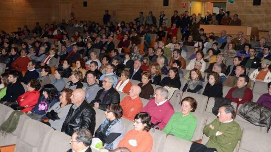 Un momento de la reunión de afectados por las preferentes, ayer, en el Auditorio de Cangas.  // Gonzalo Núñez