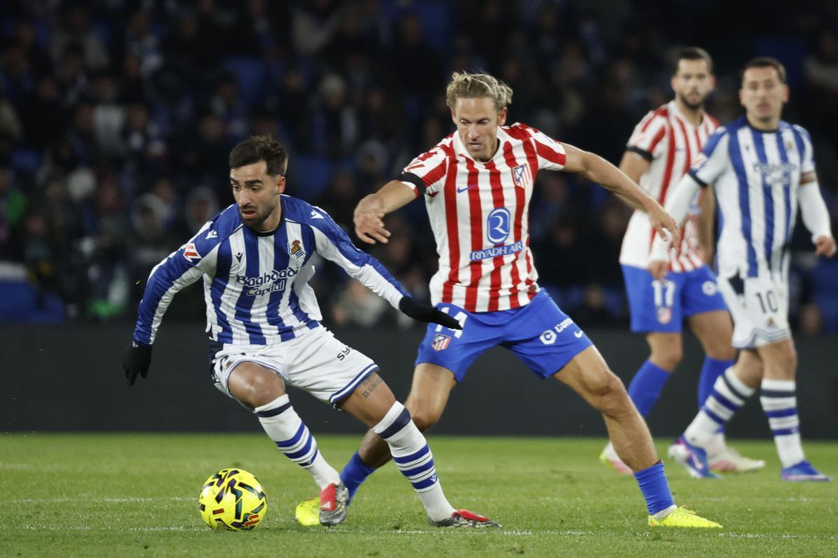 Brais Méndez conduce el balón frente a Marcos Llorente.
