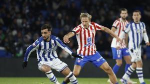 GRAF3374. SAN SEBASTIÁN, 04/01/2026.- El delantero portugués de la Real Sociedad Brais Méndez (i) se escapa de Marcos Llorente, del Atlético de Madrid, durante el partido de la jornada 18 de LaLiga que Real Sociedad y Atlético de Madrid disputan hoy domingo en el estadio de Anoeta. EFE/Juan Herrero
