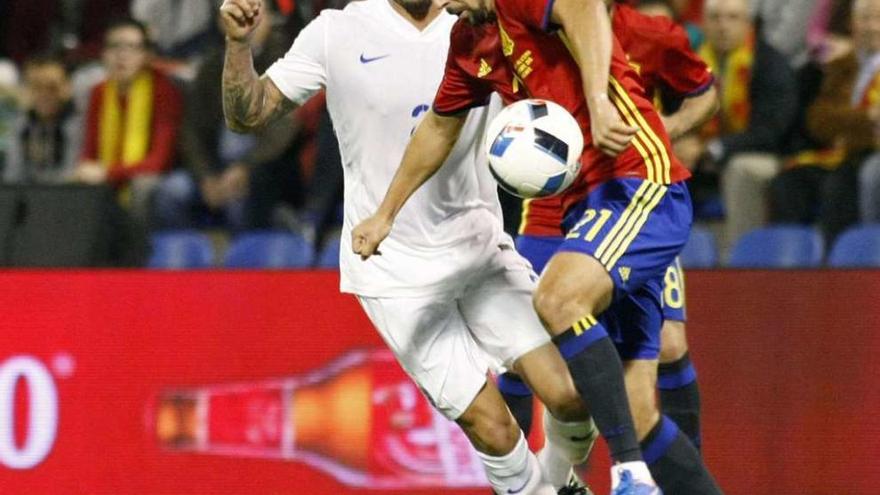 Nolito controla el balón ante un jugador de la selección inglesa, ayer, en el estadio Rico Pérez de Alicante. // Morell