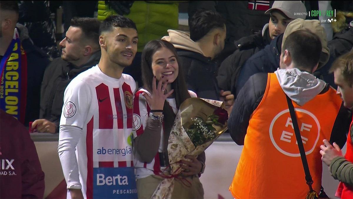 ¡Un jugador del Barbastro pide matrimonio tras jugar contra el Barça!