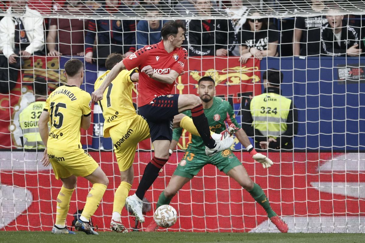 Budimir remata ante Gazzaniga en el partido de este sábado en Pamplona.