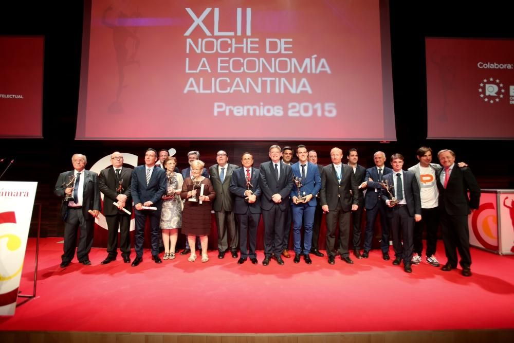 La foto de familia de los galardonados con los premios de la Cámara de Alicante, que ya alcanzan su 42ª edición.