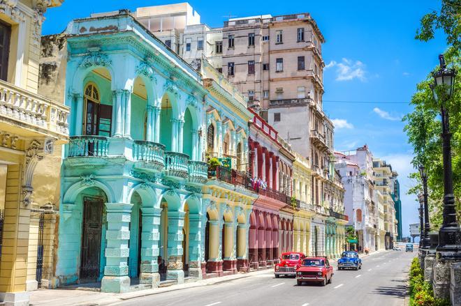Los vibrantes colores y los coches antiguos son icónos de La Habana, capital de Cuba
