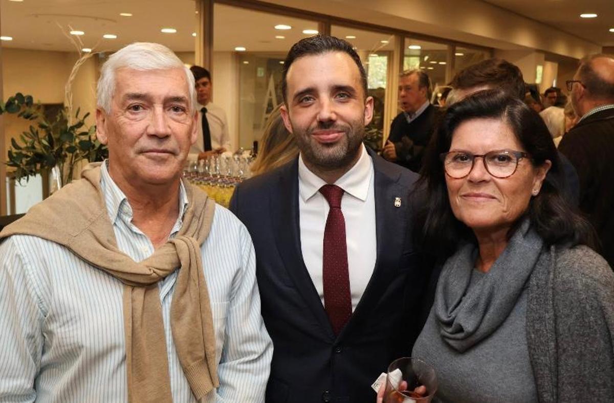 El alcalde con el nieto y la sobrina del general.