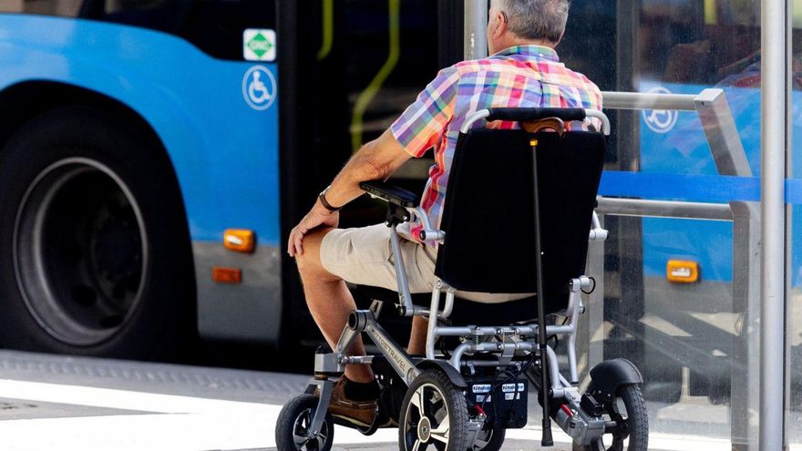 Una persona con movilidad reducida espera a ser recogido por una guagua.