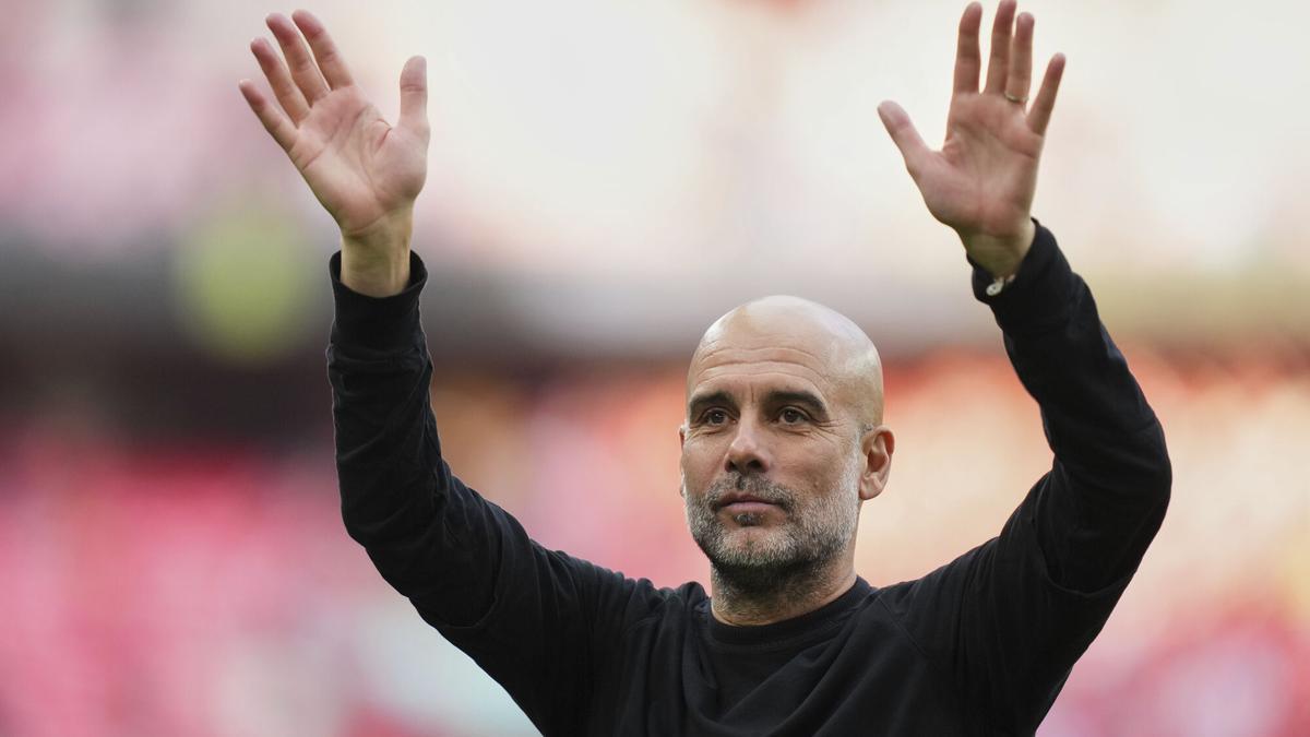 Pep Guardiola saluda a los aficionados del City en Wembley.
