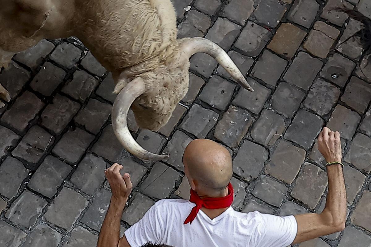 Los toros de Fuente Ymbro protagonizan un rápido y masificado primer encierro.