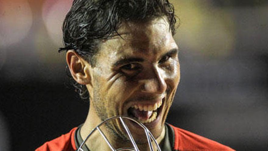 Nadal, con el trofeo de campeón del torneo de Río de Janeiro
