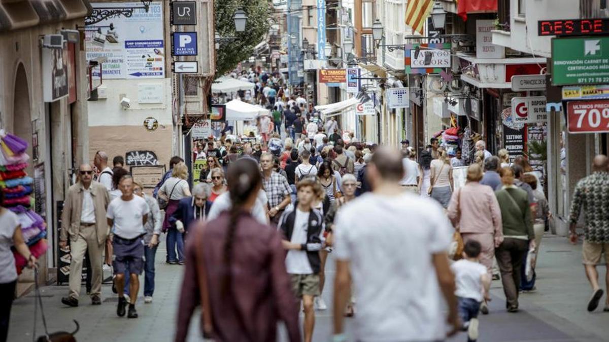 Palma llena de personas.