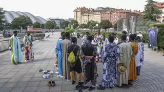 VÍDEO: La comunidad senegalesa celebra en Ventanielles una festividad en honor a su líder religioso, Ahmadou Bamba