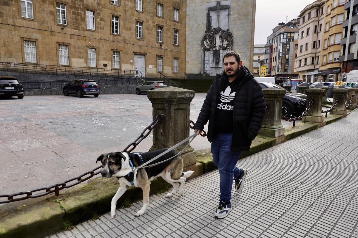 La polémica por el "Héroes del Simancas" de Gijón también está en la calle: partidarios y detractores entre quienes la ven a diario (en imágenes)
