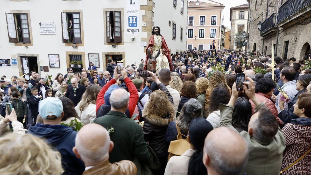 Las procesiones de la Borriquilla en Gijón abarrotan los barrios de Cimavilla y Begoña