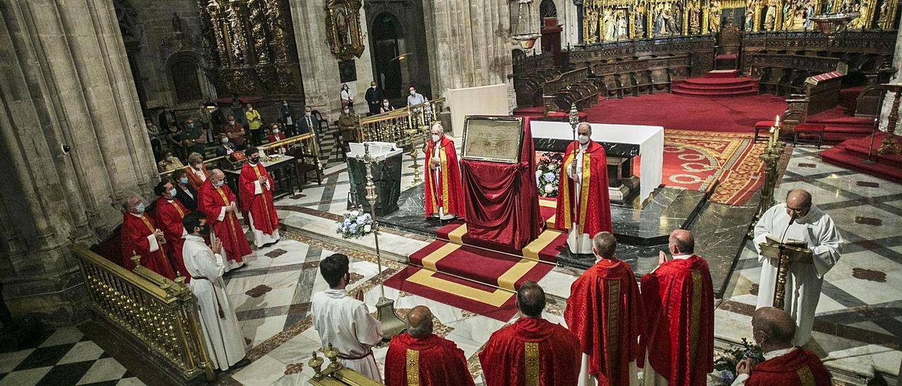 El Santo Sudario, durante una de las misas del Jubileo de la Santa Cruz del año pasado.