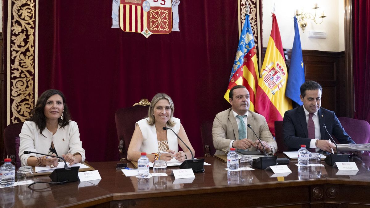 La presidenta, Marta Barrachina, con los vicepresidentes.