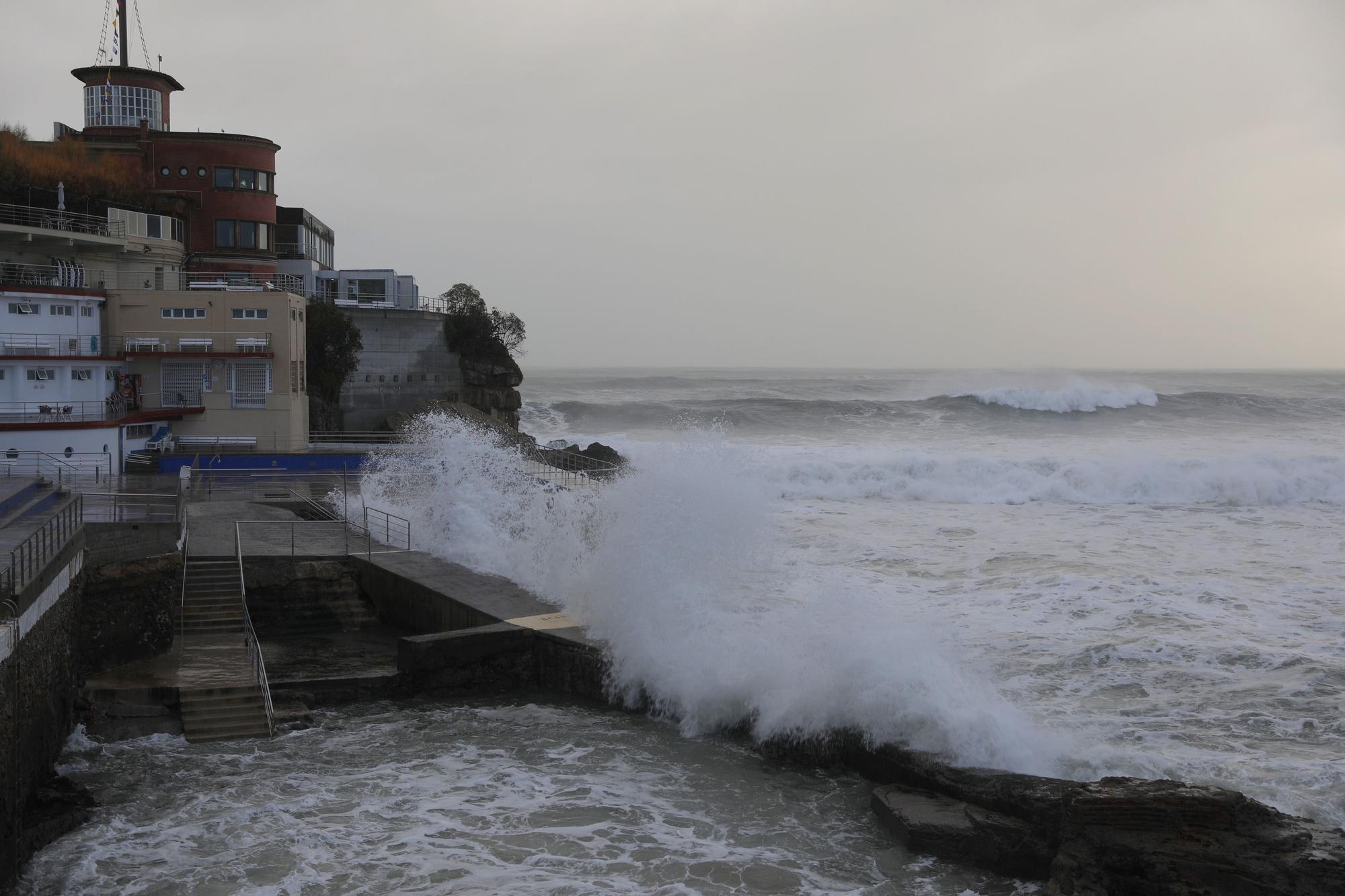 Los bañistas míticos de San Lorenzo resisten al fuerte temporal
