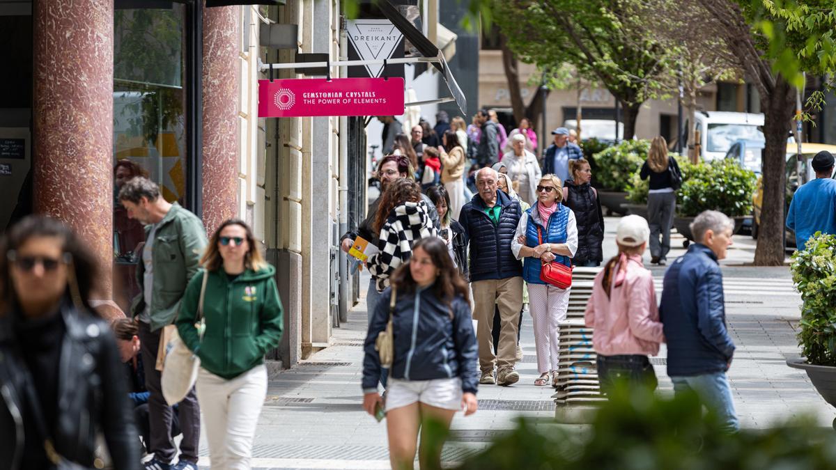 Archivo - Varios turistas en el centro de Palma de Mallorca, a 23 de abril de 2024, en Palma de Mallorca, Mallorca, Baleares (España).