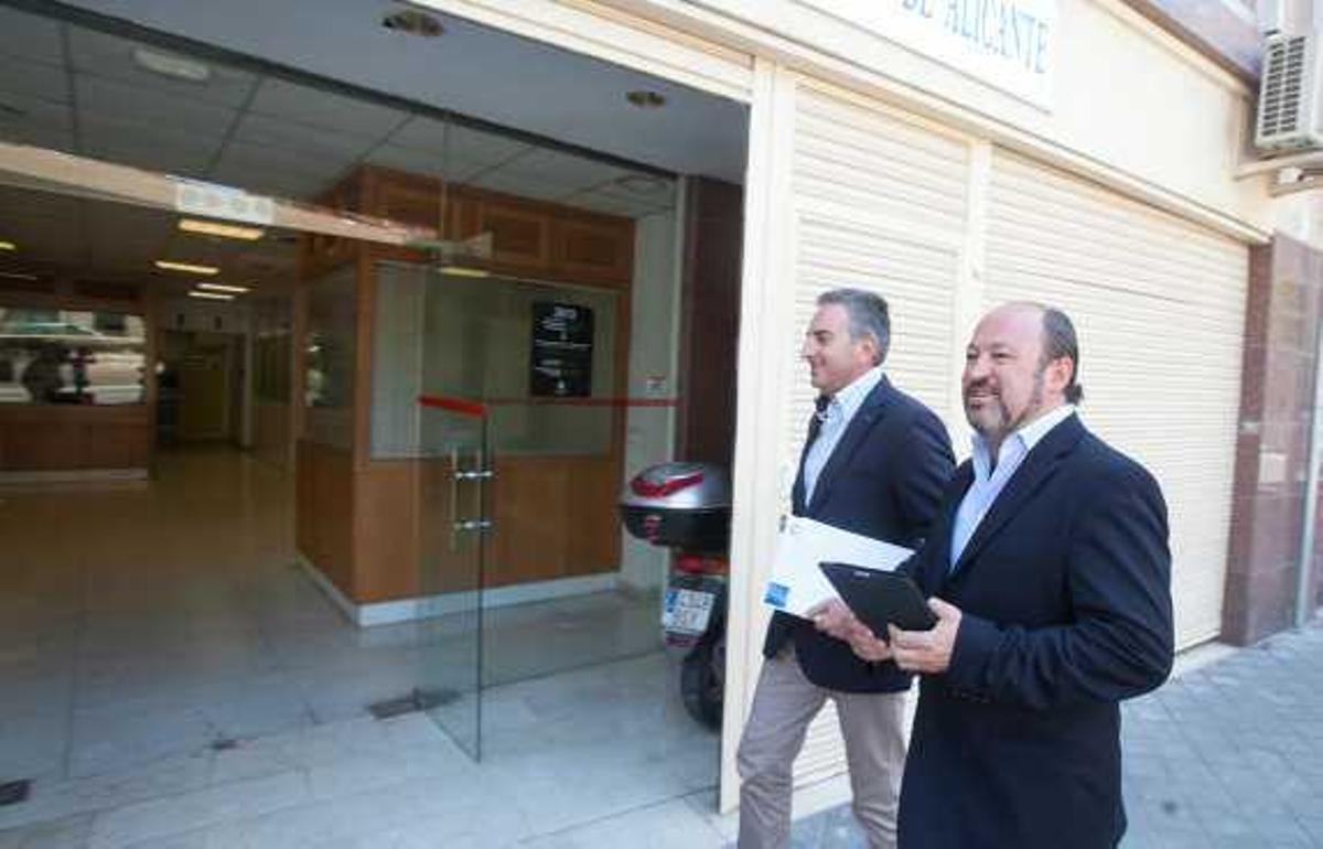 Castillo y Choclán entran en la sede del Ayuntamiento.