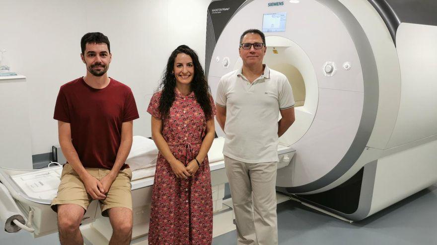 La investigadora Agar Marín junto a Juan Verdejo Román (i) y Miguel Pérez García (d), directores de su tesis doctoral.