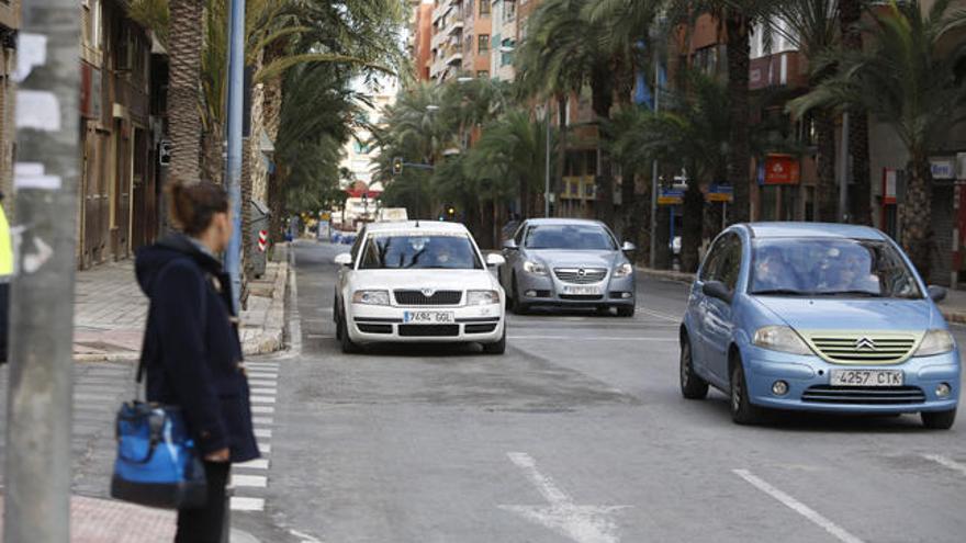 La avenida Benito Pérez Galdós se abrió ayer al tráfico tras emplear un desengrasante.