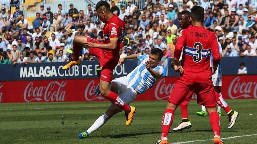 Camacho trata de realizar una volea acrobática ante la oposición de Enzo Roco, defensa del Espanyol.