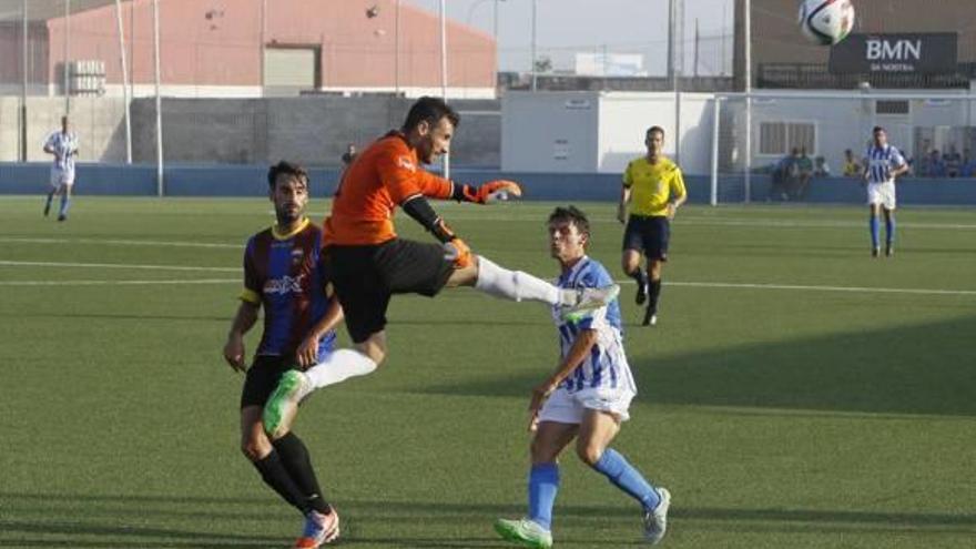 El meta azulgrana Marcano despeja un balón en el partido disputado ayer en Mallorca.