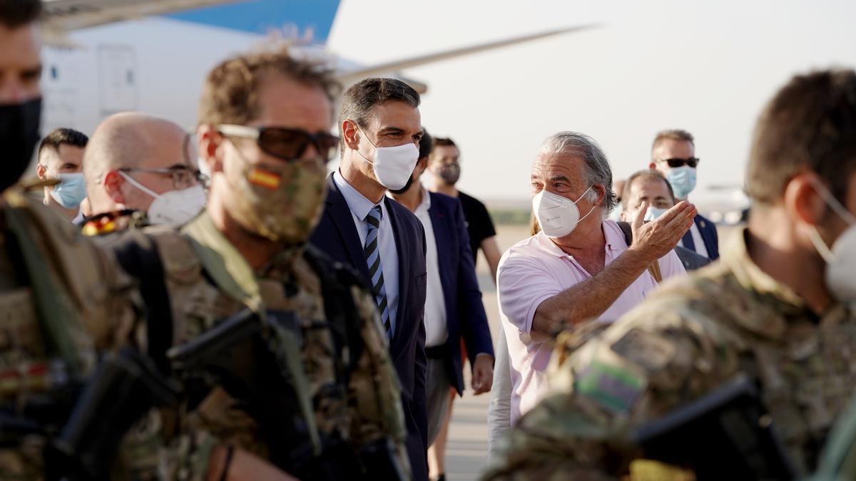 Sánchez recibe el último avión que llega a España con evacuados afganos