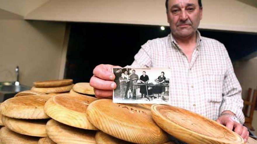 Tanis Costoyas, entre platos de madera de su pulpería. // Bernabé/Luismy