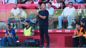 Hansi Flick aplaude a sus jugadores en Montilivi