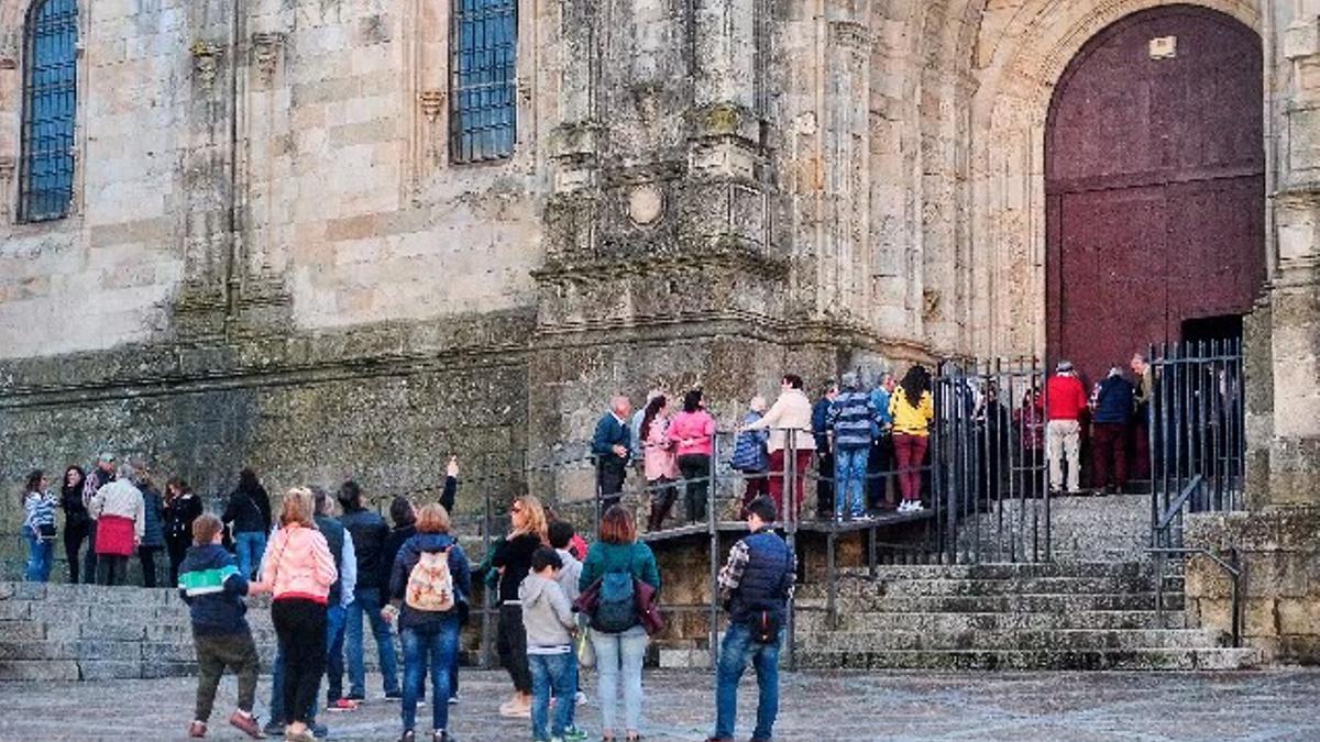 Turistas visitan la Catedral de Plasencia
