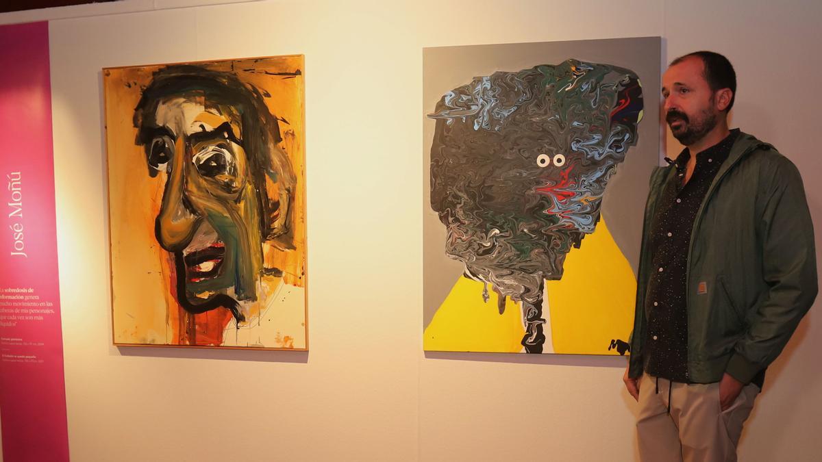 El artista zaragozano José Moñú, este jueves con las dos obras que ha confrontado para la exposición.