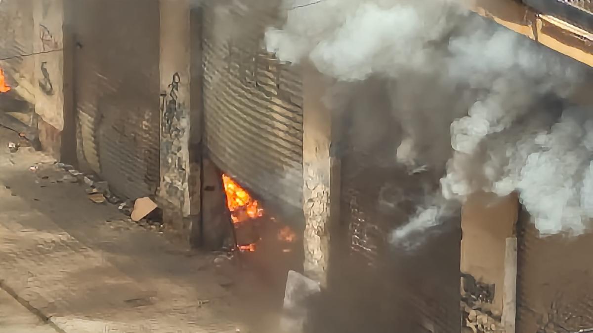 Incendi en uns baixos ocupats en el carrer del Picaio