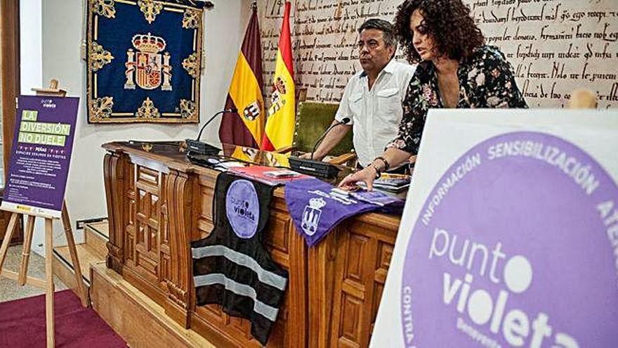 El concejal de Bienestar Social Antonio Vega y la coordinadora del Punto Violeta, Cristina Mateos.