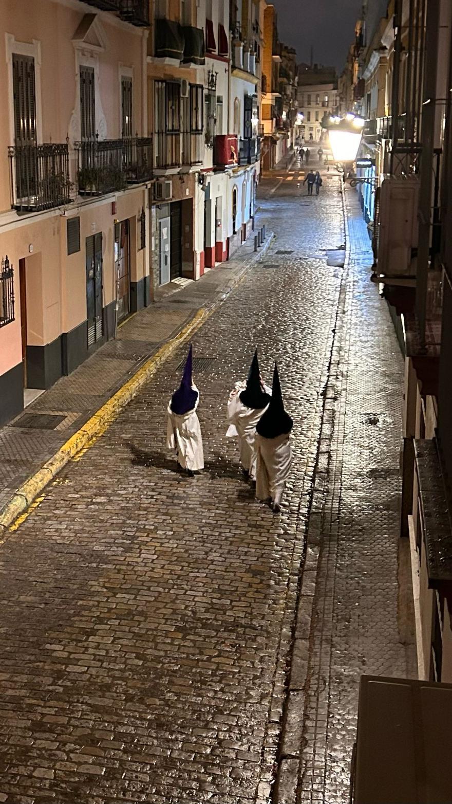 Tres nazarenos de la Macarena camino a la basílica por Relator