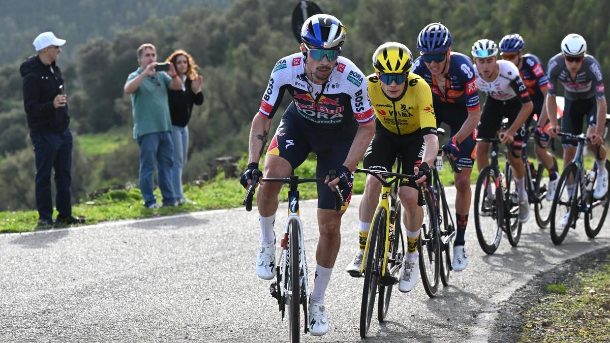 Primoz Roglic, por delante de Jonas Vingegaard, en la Volta al Algarve de este año.