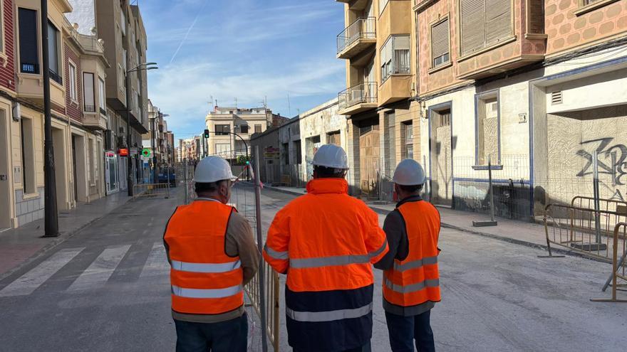 Orihuela renueva la red de alcantarillado de más de medio siglo en la calle Pintor Agrasot
