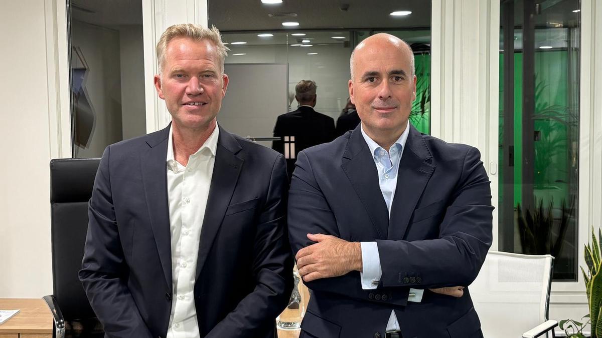 Mark Klein (izquierda) y Fernando Campos, CEO de DKV, en Barcelona