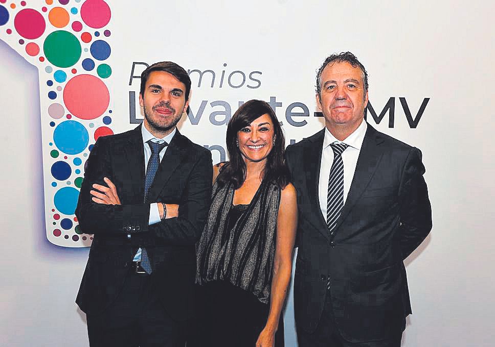 Baldemar Asensio Porter, del departamento de Estrategia de TPF Consultora Inmobiliaria; Ana Belén Díaz, gerente de la Casa Ronald McDonald Valencia; y Baldemar Asensio García, CEO de TPF Consultora Inmobiliaria.