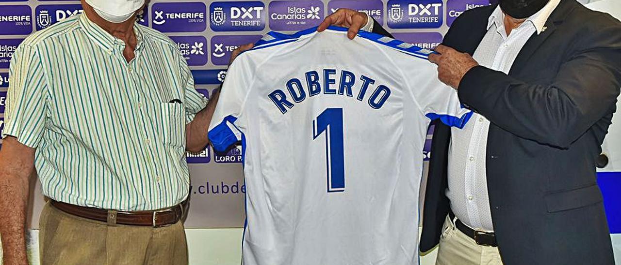 Roberto Martín, socio número uno del club, y Miguel Concepción.