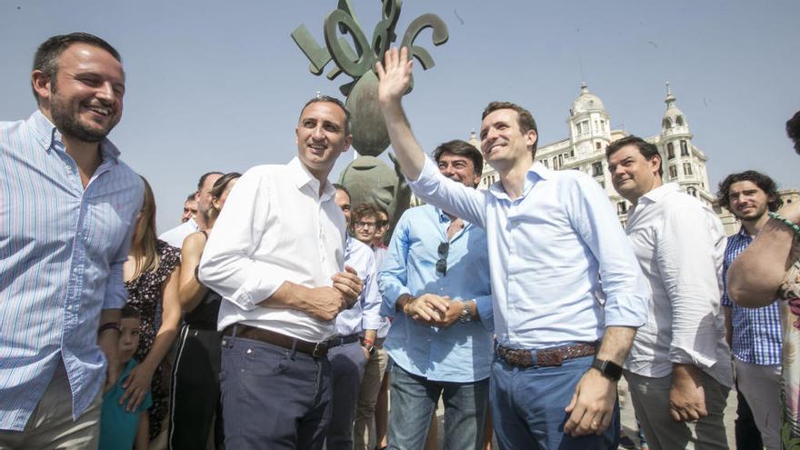 Pablo Casado junto a César Sánchez en Alicante durante las pasadas Hogueras