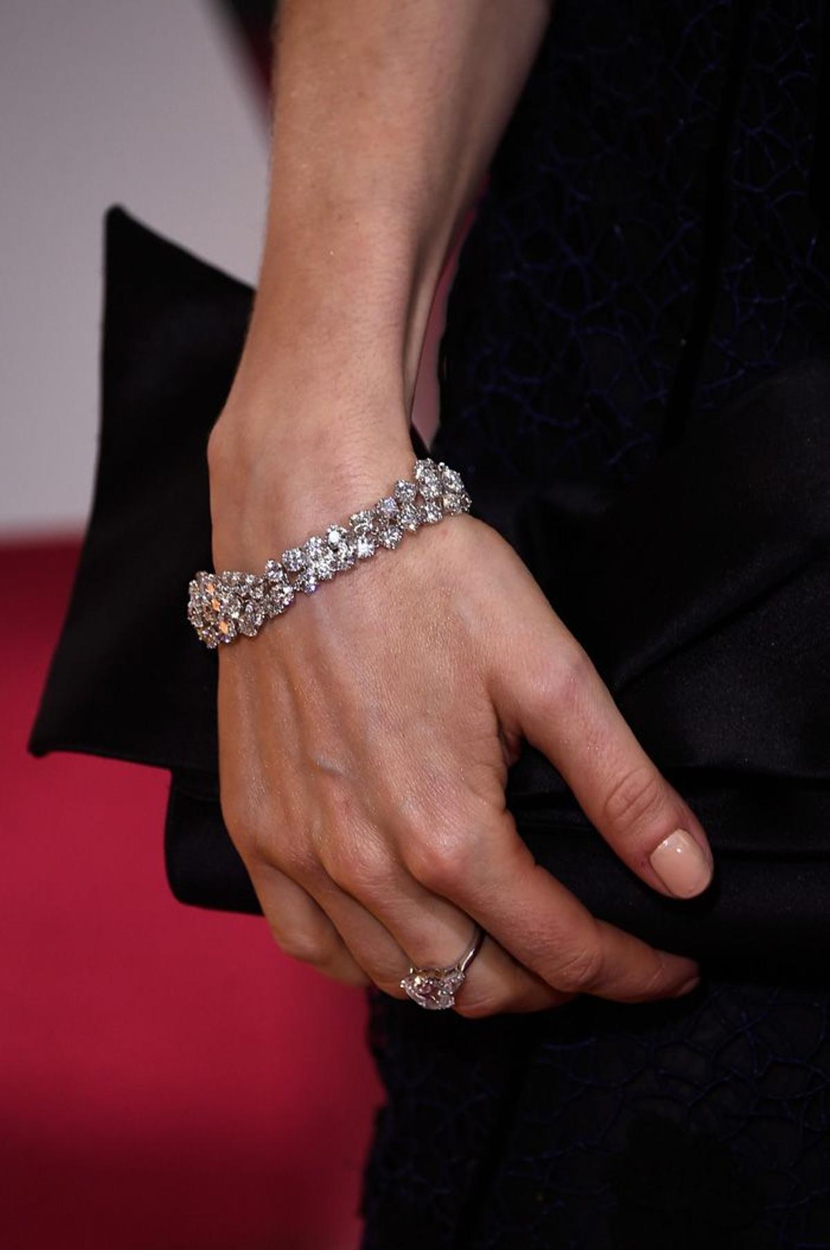 Oscar 2015, la elegancia de la pulsera de Siena Miller