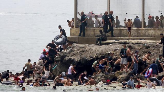 Joves marroquins arriben a la frontera entre Fnideq (Marroc) i Ceuta, ahir.  | REDUAN DRIS / EFE