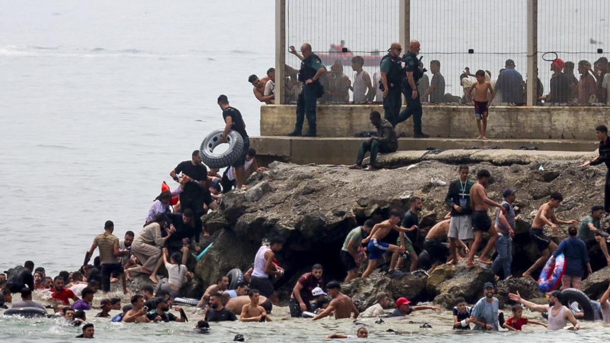 Joves marroquins arriben a la frontera entre Fnideq (Marroc) i Ceuta, ahir.  | REDUAN DRIS / EFE